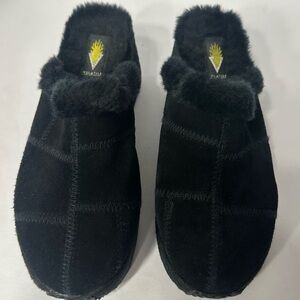 VOLATIRE Kids Black Fuzzy Slippers size 6 pre owned Exellent condition